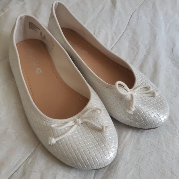 White Womens Flats Sz 10 with Delicate Bow Soft Sheen - Picture 1 of 6
